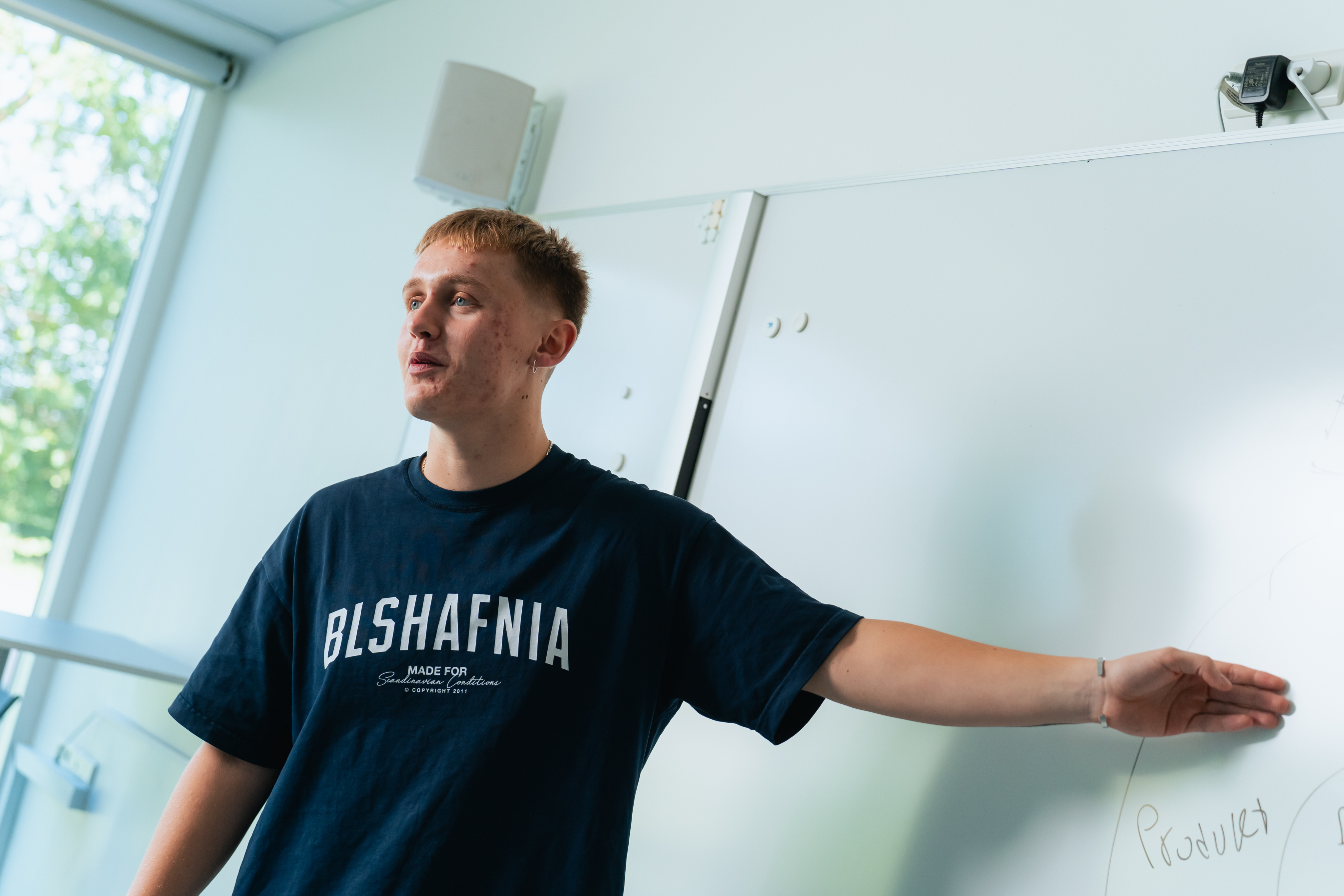 Elev præsenterer ved whiteboard