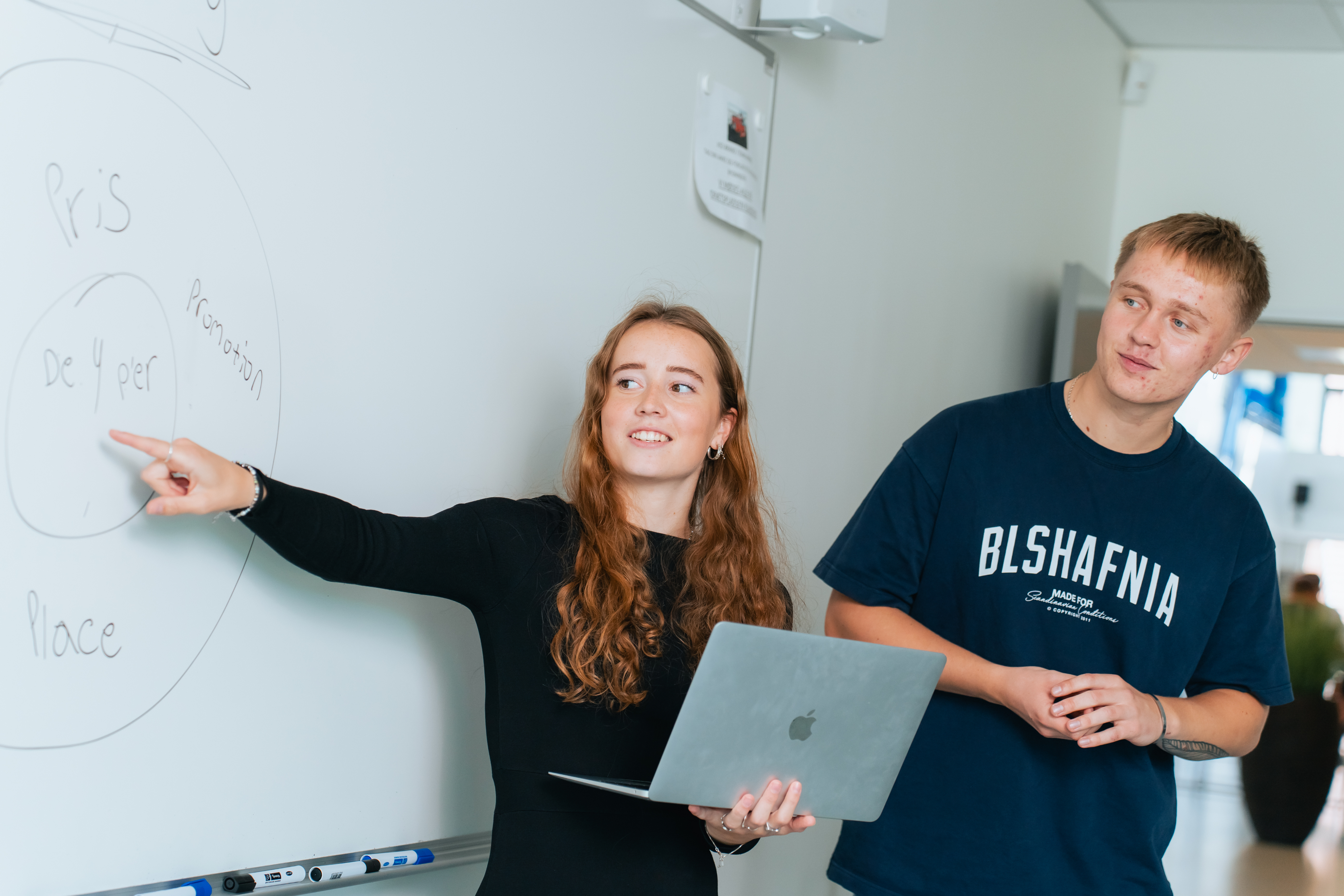 Elever arbejder ved whiteboard